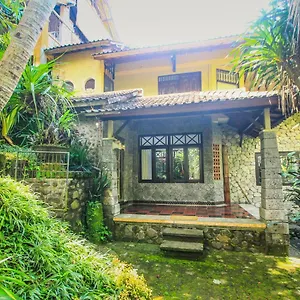 Tegal Pendet With River Views Guest house